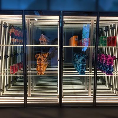 2024 Alta luminosità luce a LED vetro Infinity Mirror Display Cabinet per soggiorno