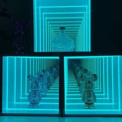 Rack di vino Lego viola personalizzabile con luce a strisce LED e armadio per display infinito