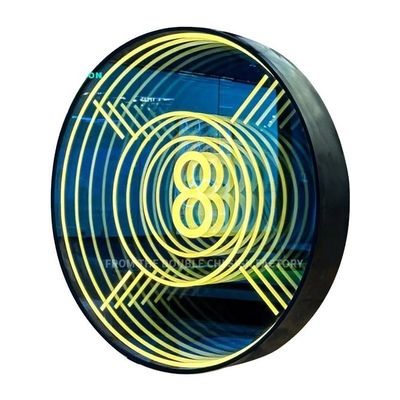 Specchi a neon che riflettono l'arte degli spazi interni e esterni