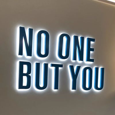 Segno aperto acrilico caratteri di rotaia luminosa con lampadine a LED fonte luminosa lettere retroilluminate