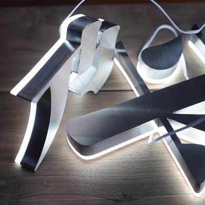 Segno aperto acrilico caratteri di rotaia luminosa con lampadine a LED fonte luminosa lettere retroilluminate
