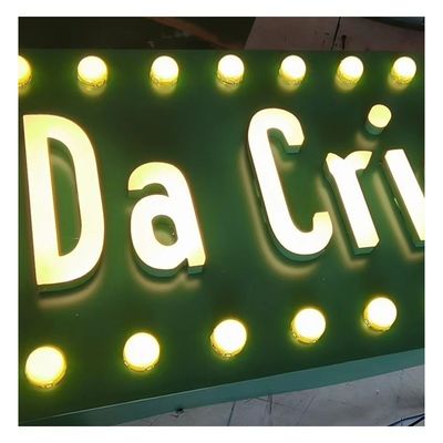 Display pubblicitario all'aperto con luci a LED e cartelloni in metallo retrò