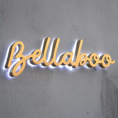 Display pubblicitario all'aperto con luci a LED e cartelloni in metallo retrò