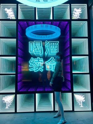 Infinite Visual Art Light Box Melle Abyss Mirror 3D Lettera luminosa Logo Cartellone al neon