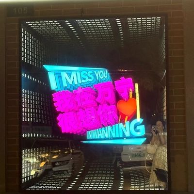 Disegno d'arte moderna Specchio a LED in acciaio inossidabile con personalizzazione illimitata del bagliore RGB